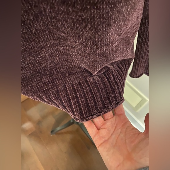 V-Neck Dynamite Chenille Sweater. Super Soft. Sz small to medium - Picture 4 of 4